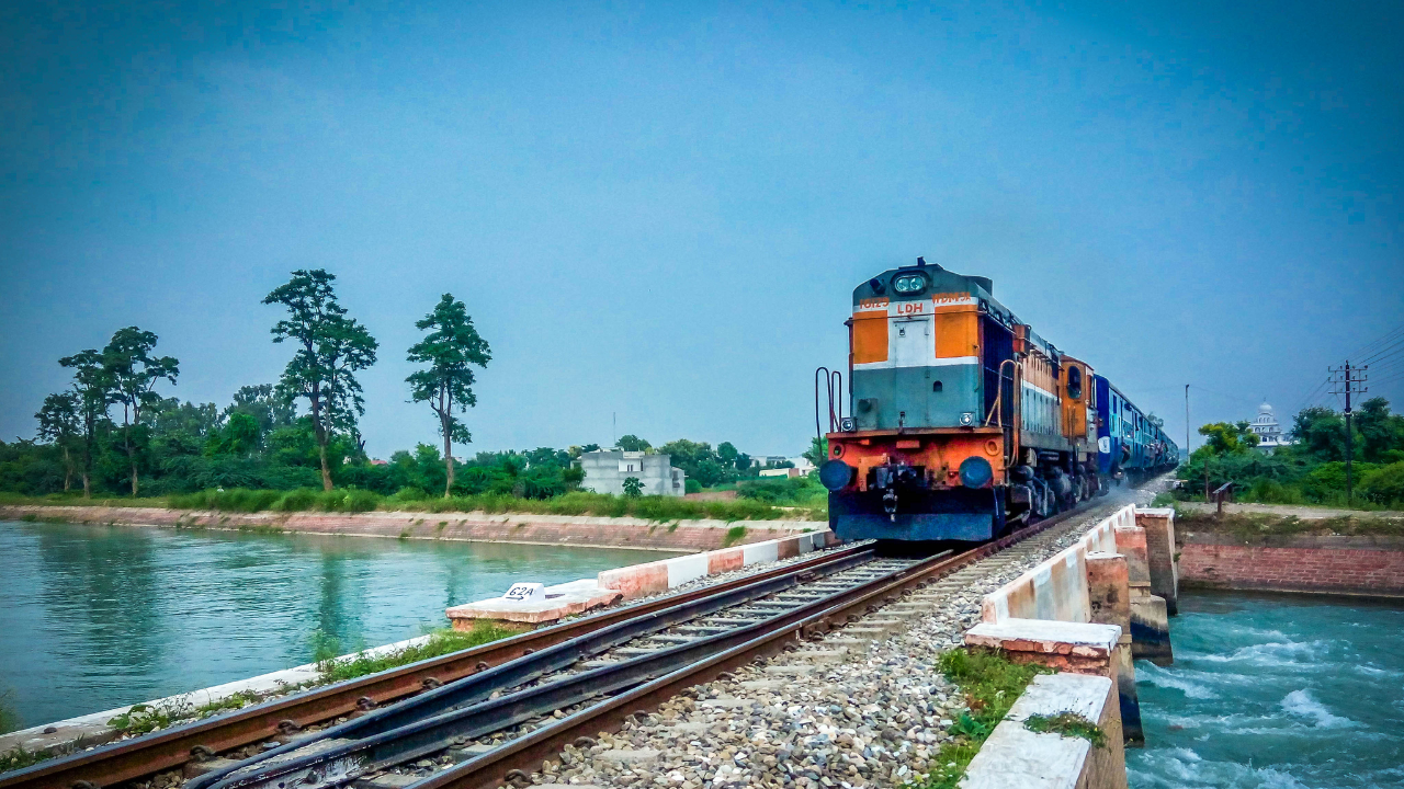 10 वी पास उमेदवारांसाठी नोकरीची मोठी संधी !! उत्तर रेल्वे विभागाअंतर्गत 4096 पदांसाठी भरती सुरू : Northern Railway Bharti 2024 3 Northern Railway Bharti 2024